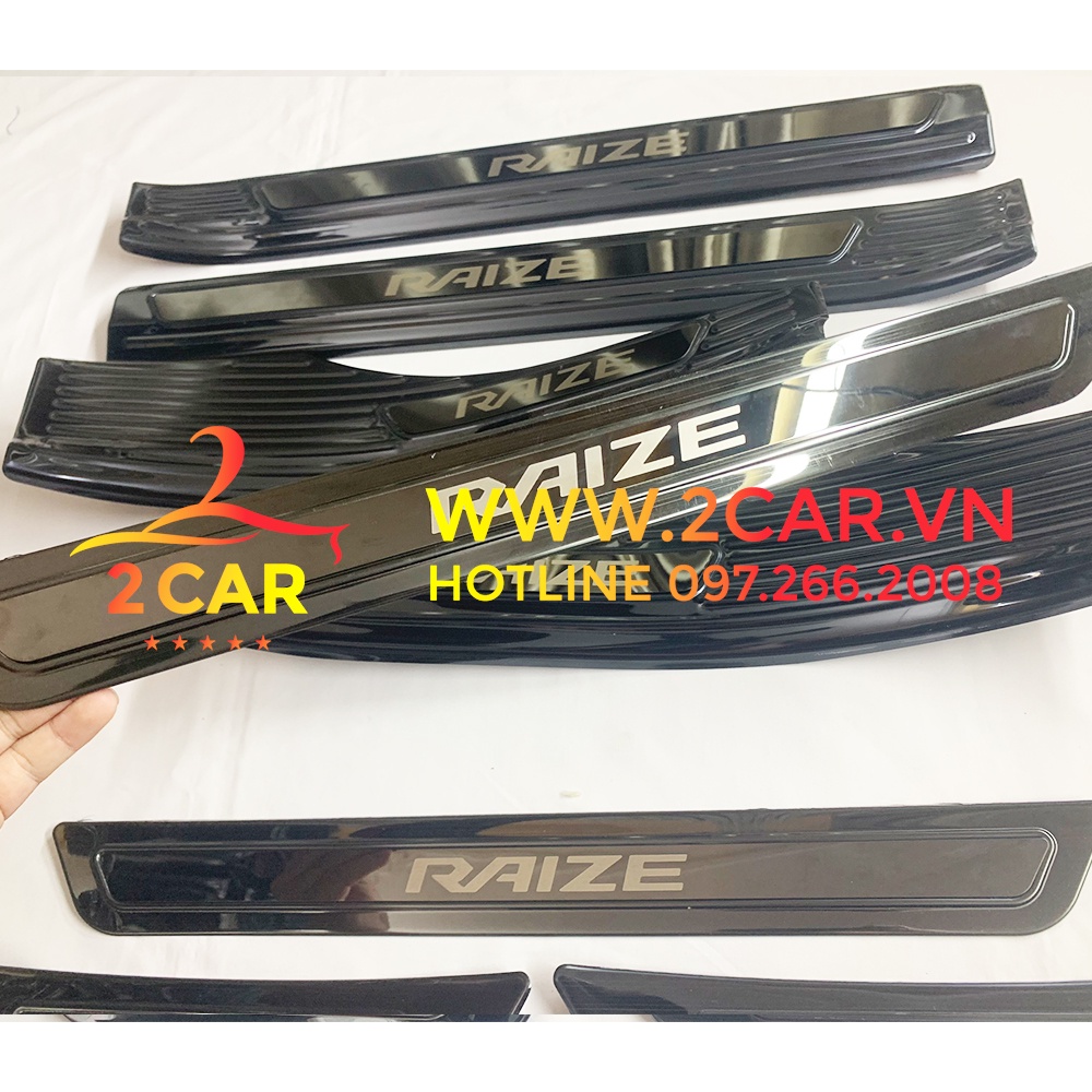 Ốp bậc cửa, nẹp bước chân trong, ngoài titan xe Toyota Raize 2021 - 2022, Chữ tráng gương cao cấp