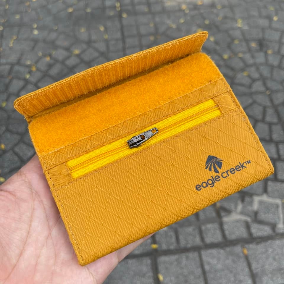 Ví Eagle Creek RFID International Tri-Fold