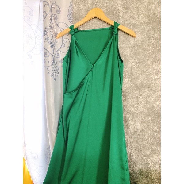 Đầm lụa suông cách điệu dạo phố 2 dây