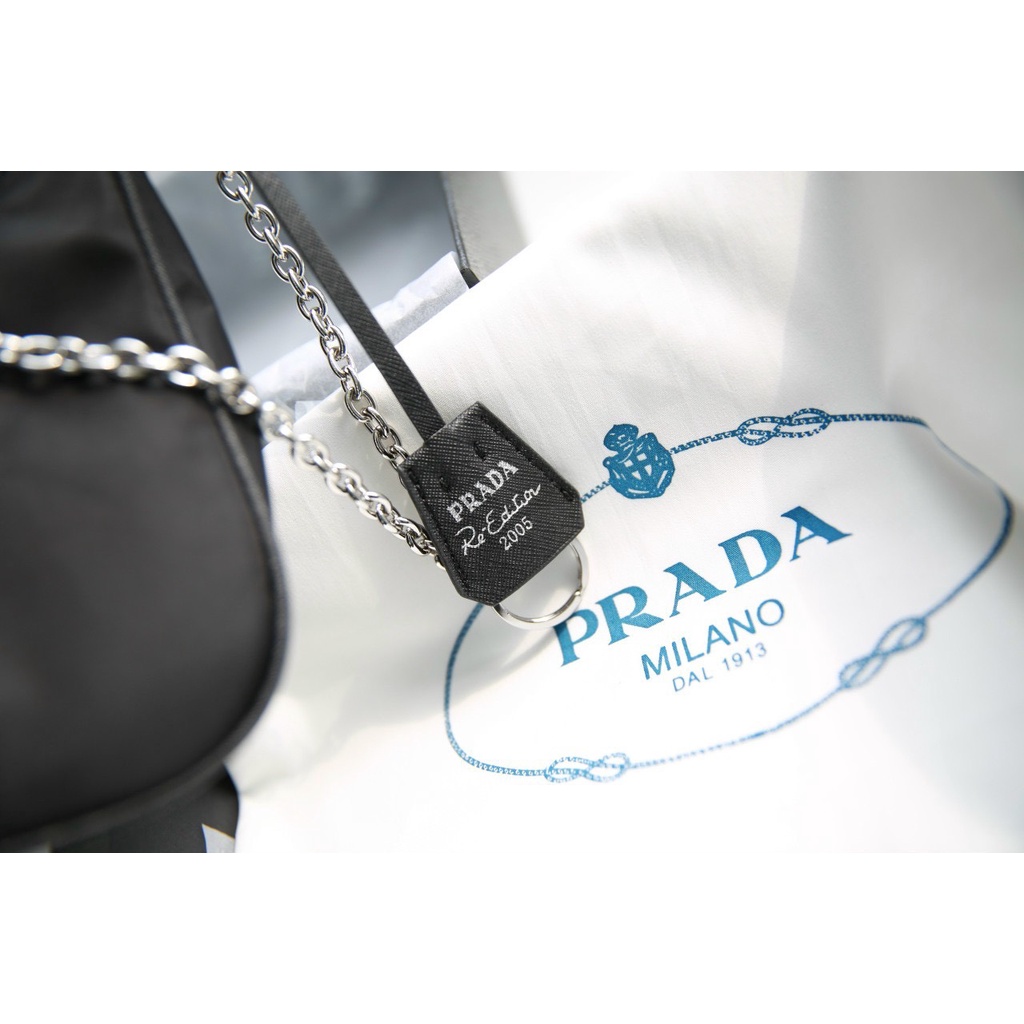 Túi quai xách W188 Nylon lót vải in logo hãng. Có tag sắt sz24cm fullbox nguyên seal, card kèm dustbag