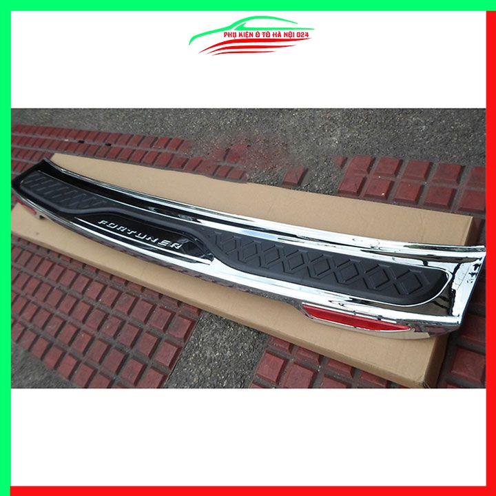Ốp chống trầy cốp ngoài nhựa đen 3D Fortuner 2017-2022 phản quang dán cốp sau chống xước trang trí xe