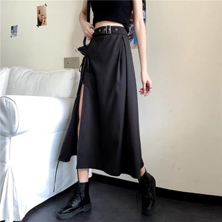 Chân váy đen xẻ tà cá tính