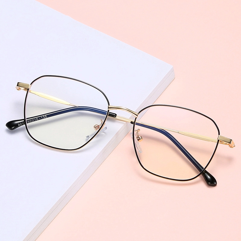 Kính cận thiết kế thời trang tinh tế cho nam và nữ