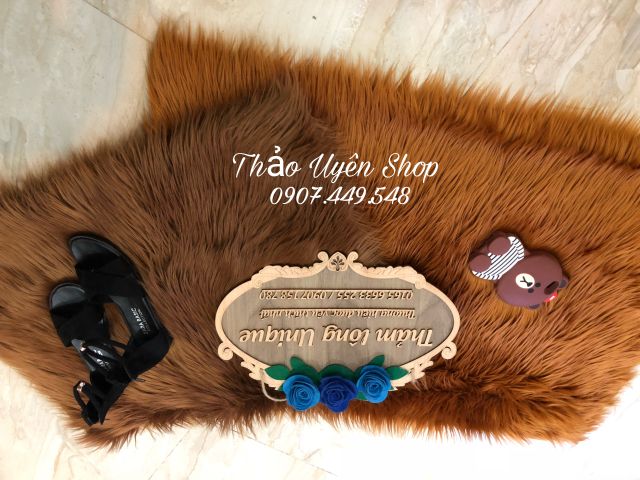 Thảm lông nâu chụp ảnh sản phẩm ,giày ,túi xách