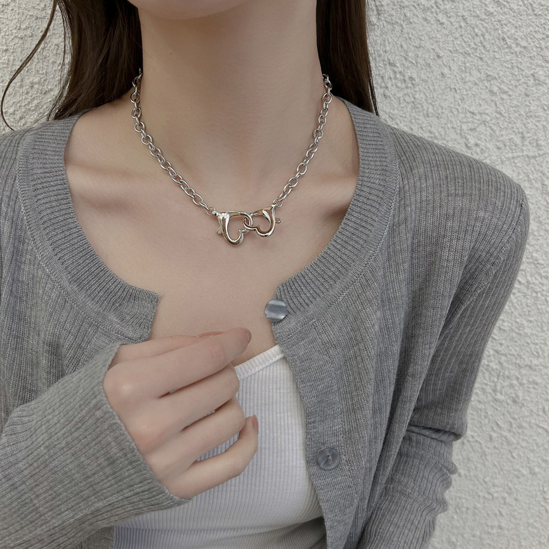 Vòng cổ choker mặt hình trái tim lồng vào nhau phong cách đơn giản thời trang