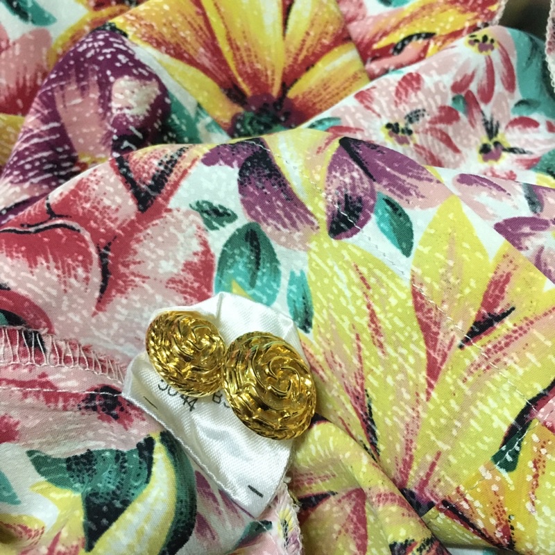 Áo sơ mi vintage Joliet- Nhật dáng rộng in hoa nhiều màu cổ lá sen màu trắng tay dài gắn cúc hoa hồng vàng siêu đẹp