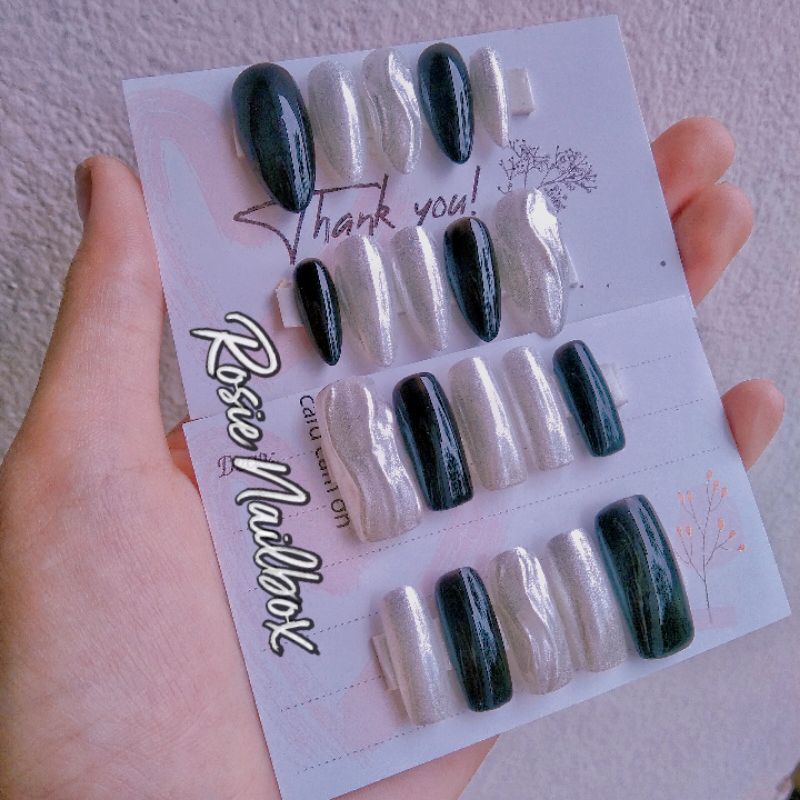 Nailbox thiet kế màu đen mix tráng gương Móng úp kết hợp tráng gương màu bạc siêu sáng da