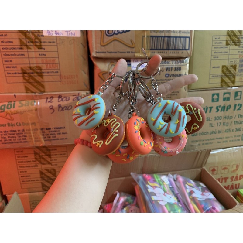 1 cái móc khoá nhựa hình bánh donut