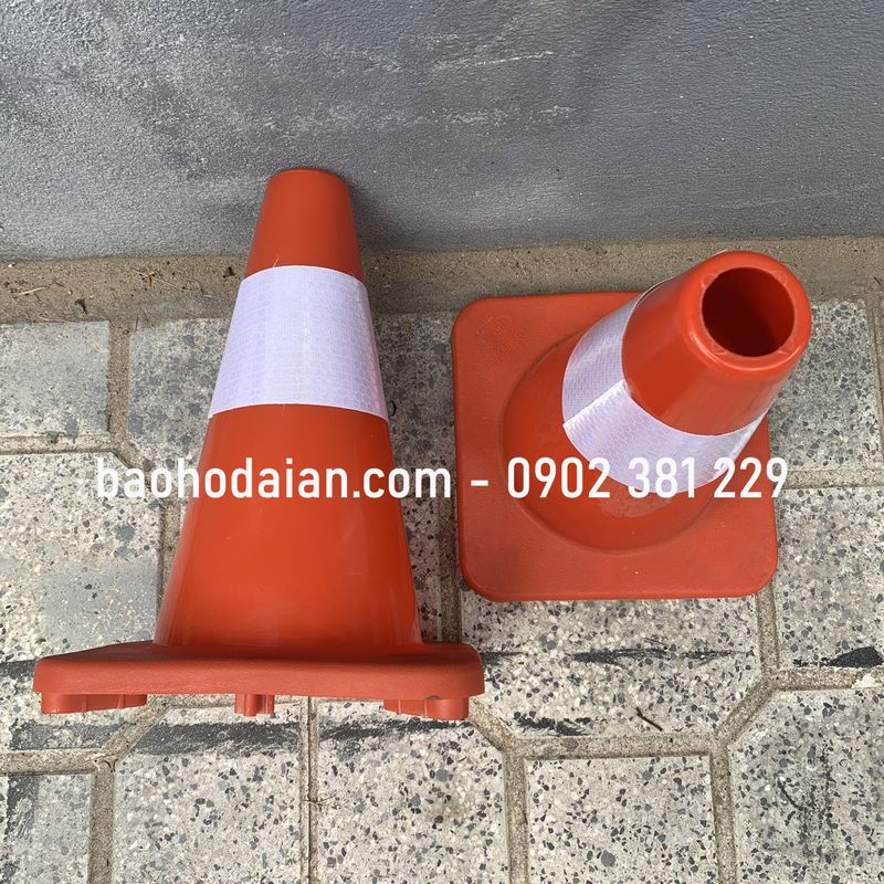 Cọc tiêu giao thông chóp nón nhỏ 30cm GT30