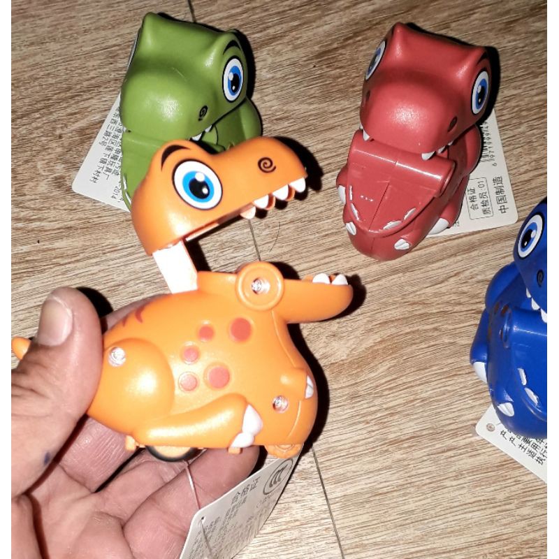 Một chiếc xe khủng long siêu dễ thương chạy chớn bằng nhựa rất đẹp