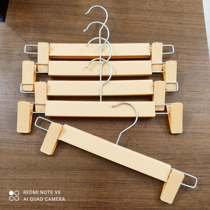 Móc treo quần áo người lớn, trẻ em - kẹp nhựa siêu bền màu vàng nhạtđầu móc xoay 360 độ