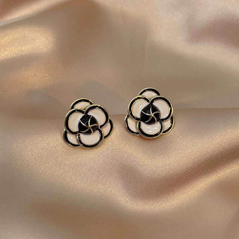 Bông Tai Hình Hoa Màu Trắng Đen Phong Cách Retro