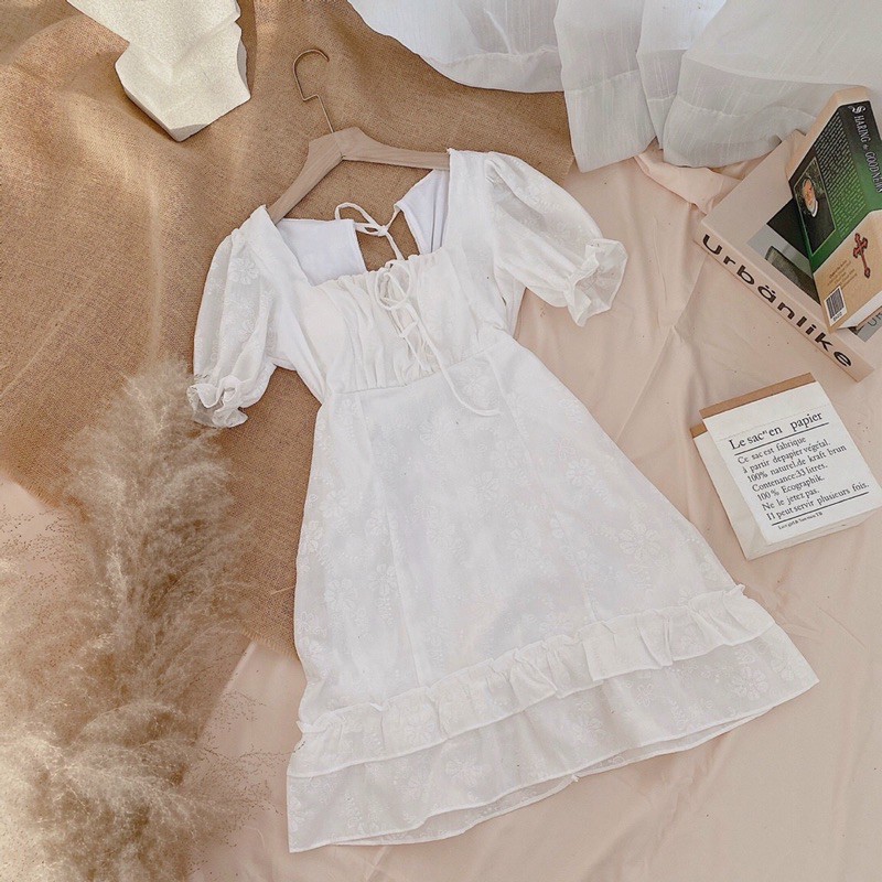 Đầm cổ vuông tay phồng họa tiết hoa thêu hở lưng phối tầng tôn dáng