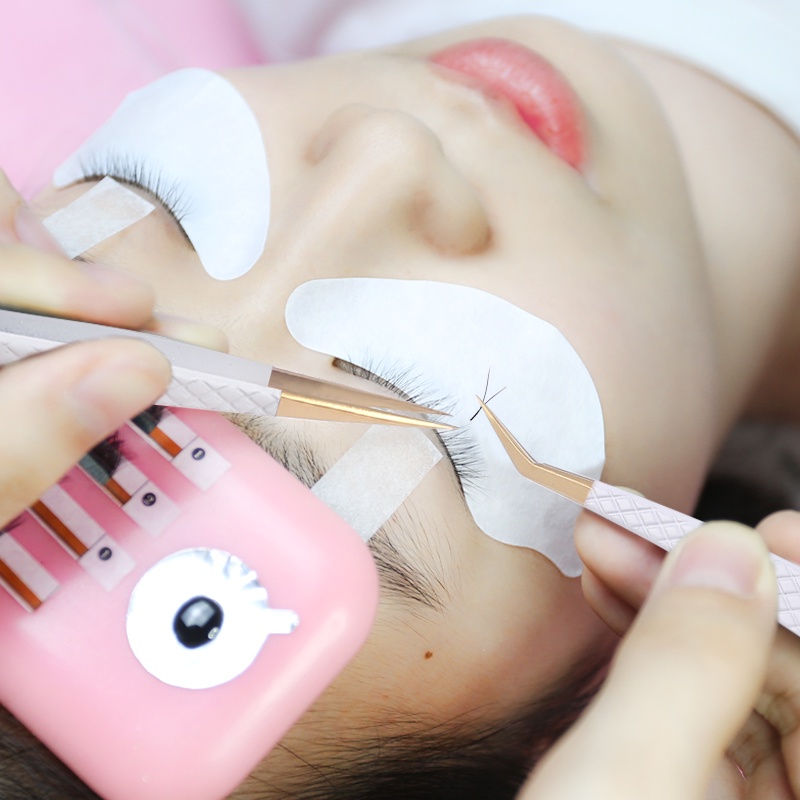 Một mô típ chống điện từ màu trắng vàng để kết nối lông mi với lông mày bằng thép không gỉ làm tăng độ chính xác với việc sử dụng trang điểm.