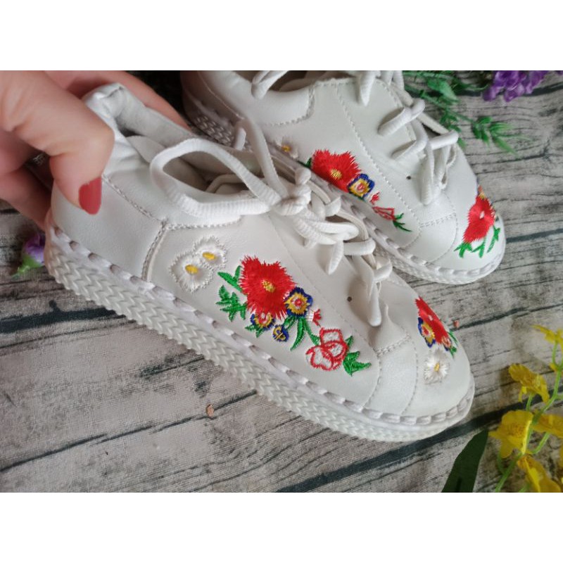 giày thể thao thêu hoa hàng xịn đẹp size 36 vừa | BigBuy360 - bigbuy360.vn