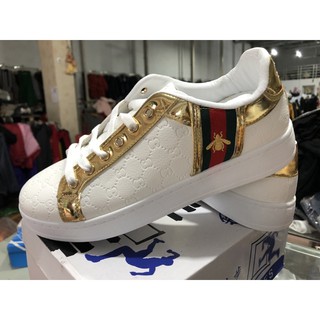 Giày thể thao Gucci hình con ong.