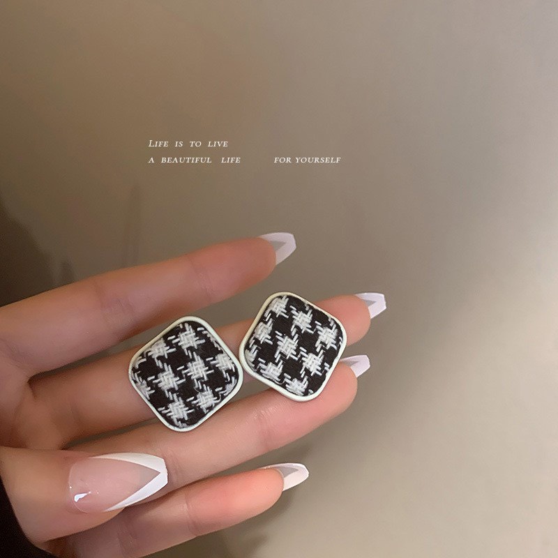 Bông Tai Trắng Đen Sang Trọng Quý Phái Phong Cách Hàn Quốc Dobi B1