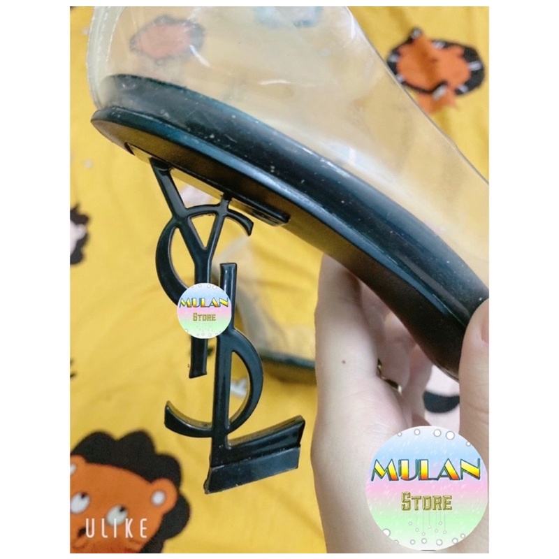 Giày cao gót trong suốt