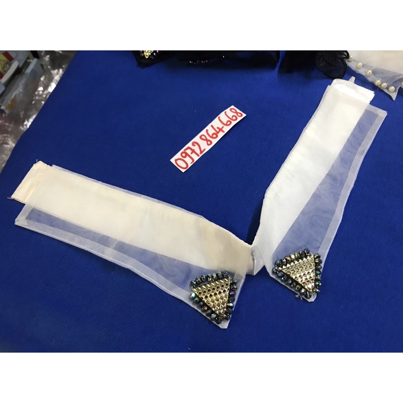 Cổ áo sơ mi nữ trắng và đen ( cổ Đức)