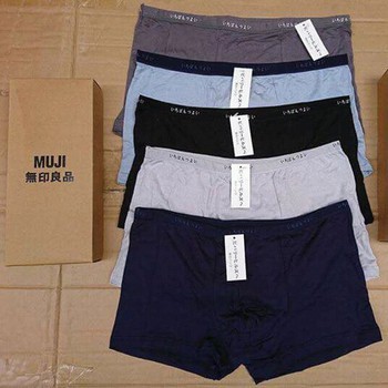 Một chiếc quần sịp đùi Muji thông hơi thoáng khí dành cho nam..