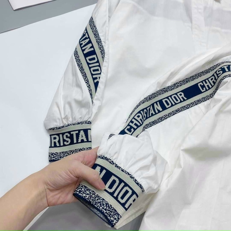 ÁO SƠMI TRẮNG PHA CHẠY VIỀN TAY VÀ LƯNG DIOR OVERSIZE | BigBuy360 - bigbuy360.vn