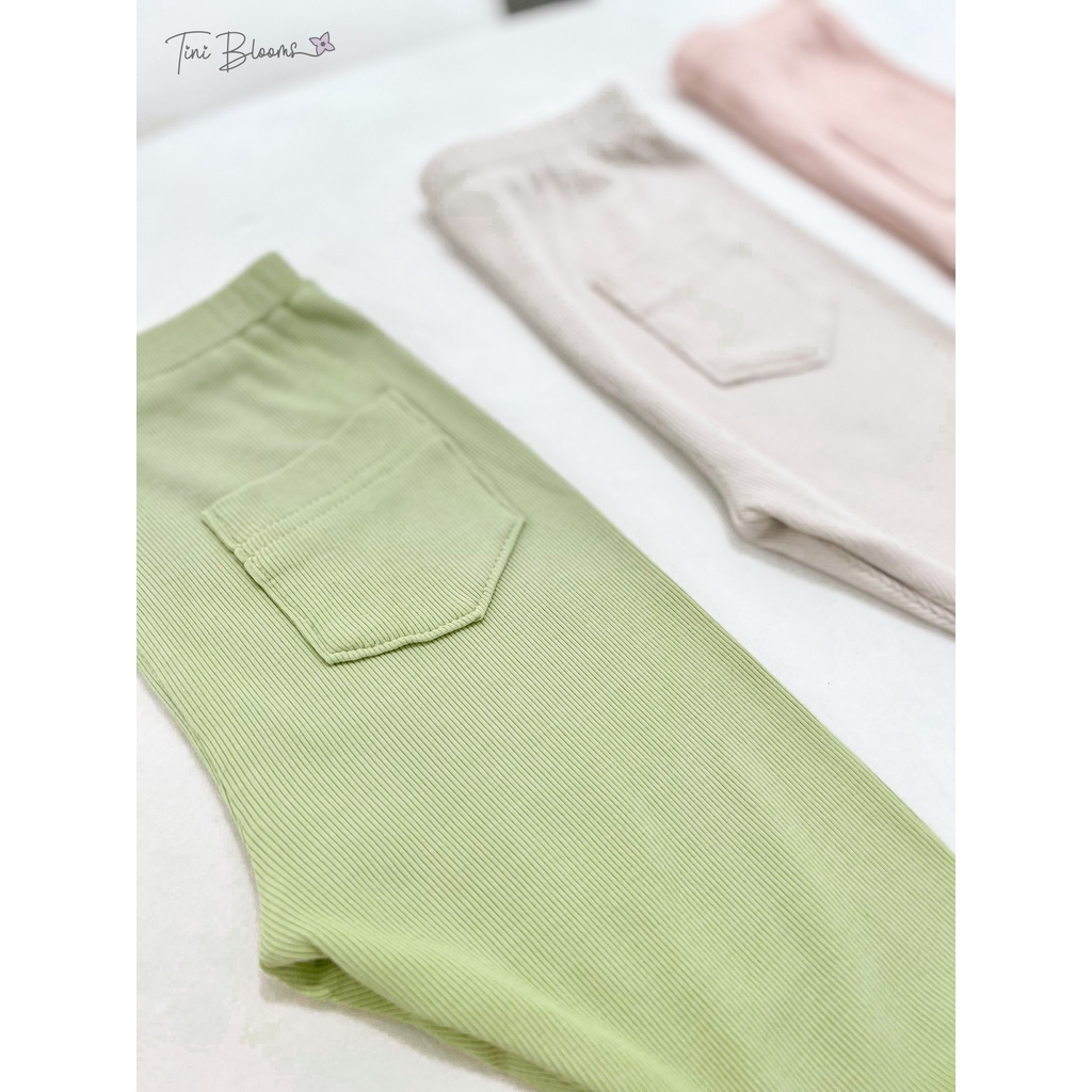 Quần legging bé gái có túi chất liệu từ sợi gỗ sồi siêu mềm mịn và siêu co giãn tạo cho bé sự thoải mái Tini Blooms Q04