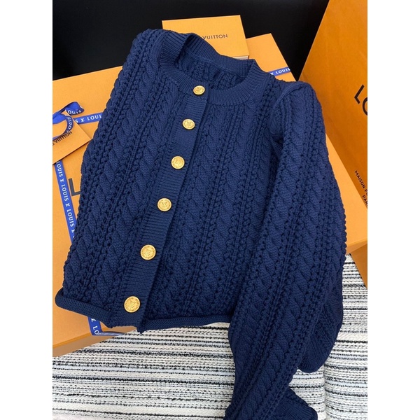 Áo cardigan len thừng dáng ngắn cổ tròn khuy ánh kim thương hiệu Louis Vuitton LV cao cấp