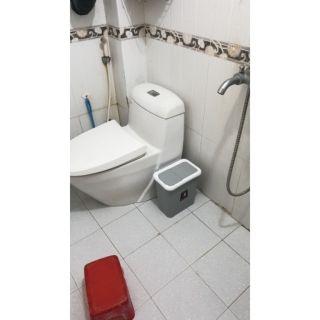 Thùng rác có nắp gài cánh tủ