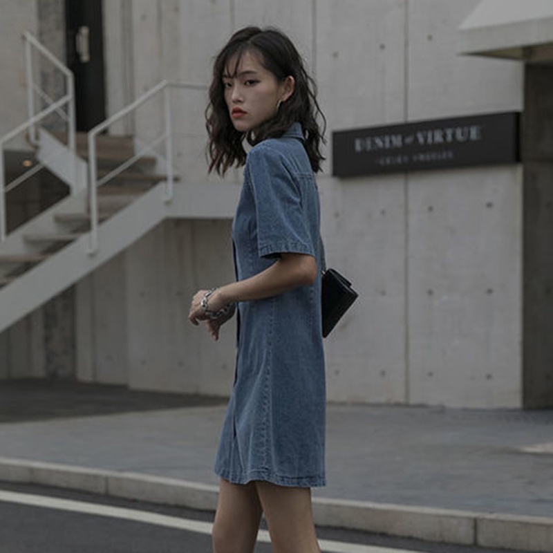 Đầm denim nữ IELGY vải mỏng màu xanh lam cổ polo tay ngắn
