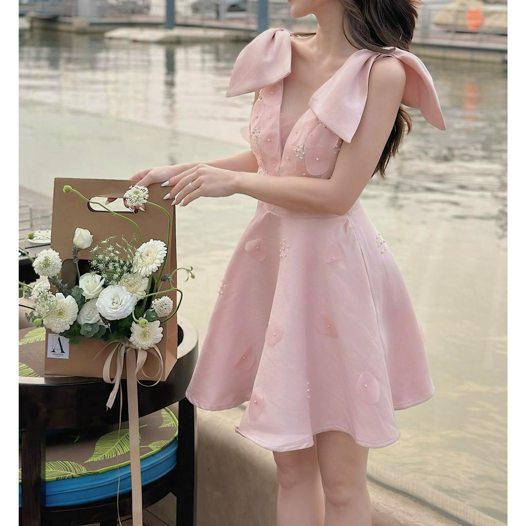 ĐẦM HỒNG V NGỰC NƠ VAI XÒE ĐÍNH HOA