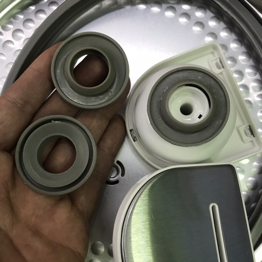 [Mã ELFLASH5 giảm 20K đơn 50K] Tấm đậy trong nắp Nồi cơm điện tử Toshiba 1.8 lít RC-18NMFVN(WT) | BigBuy360 - bigbuy360.vn