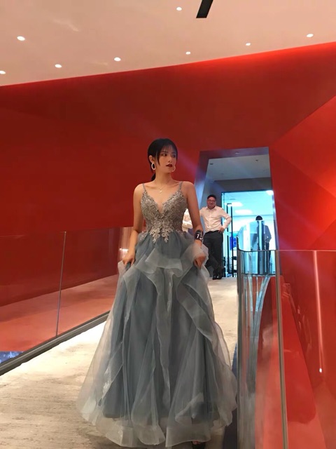Đầm dạ hội hai dây màu xanh dài thướt tha Mã 109 năm 2019