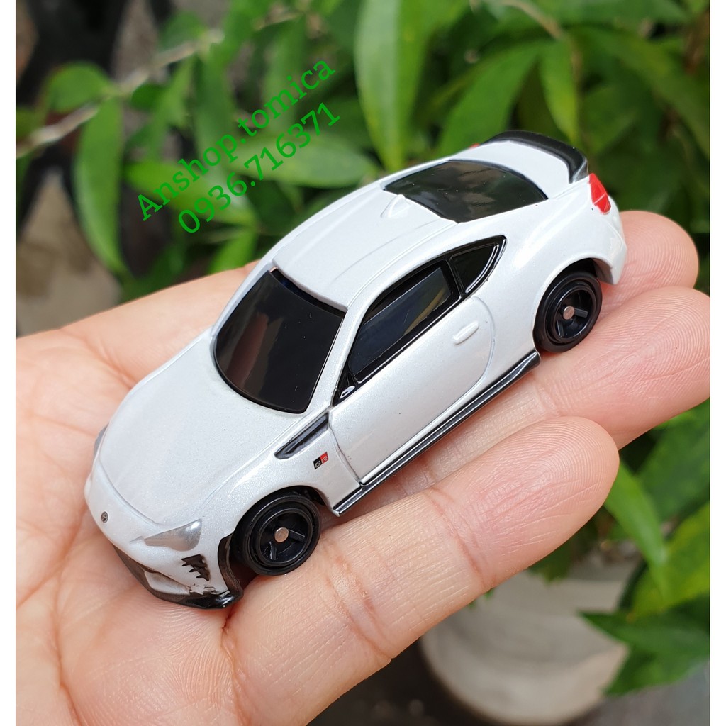 Xe mô hình Toyota màu trắng tomica 4D