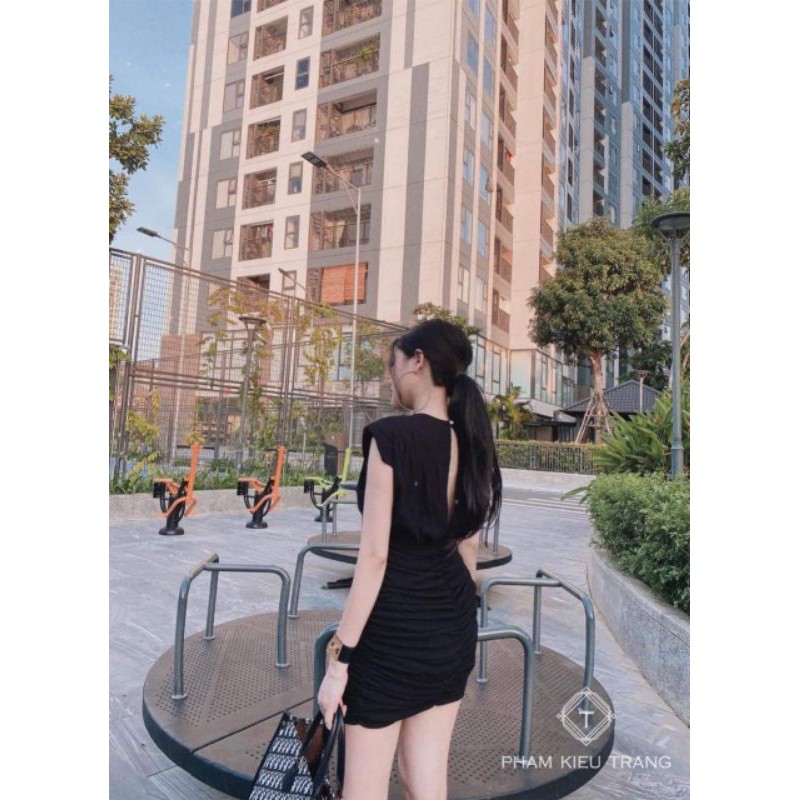 Váy len hở lưng