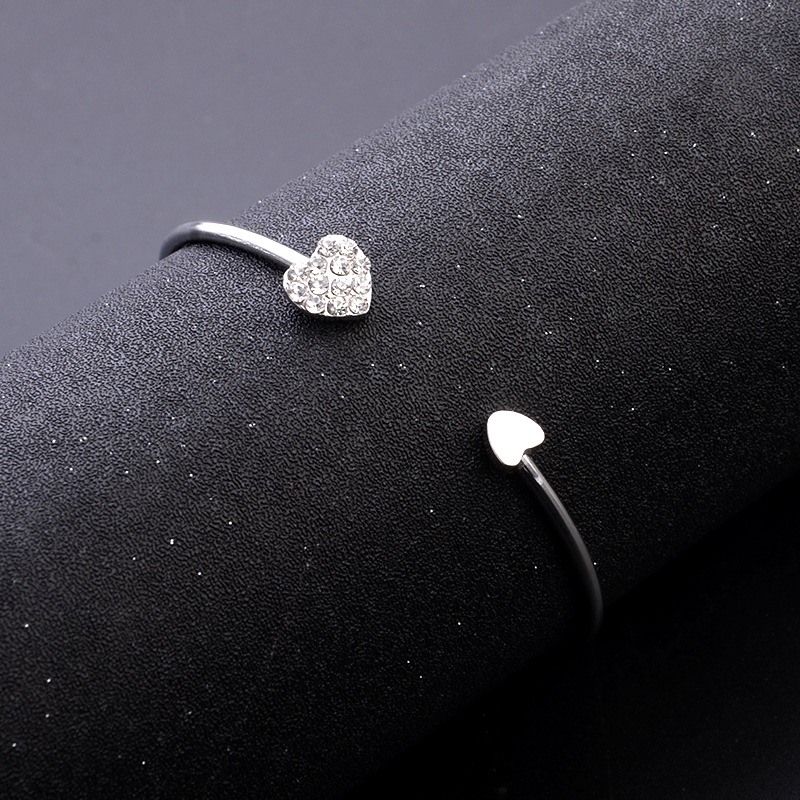 Vòng tay hợp kim đính đá hình tim xinh xắn