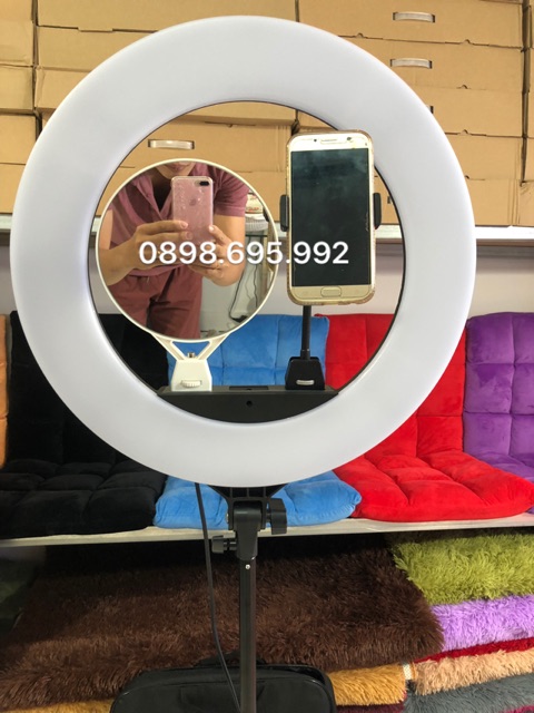 Đèn make up cây livestream có đèn đường kính 46cm có gương soi và khe sạc điện thoại và live 1 lúc 3 điện thoại