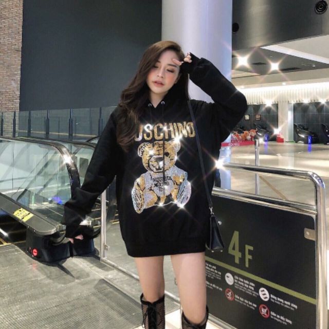 Áo hoodie đính đá gấu moschino