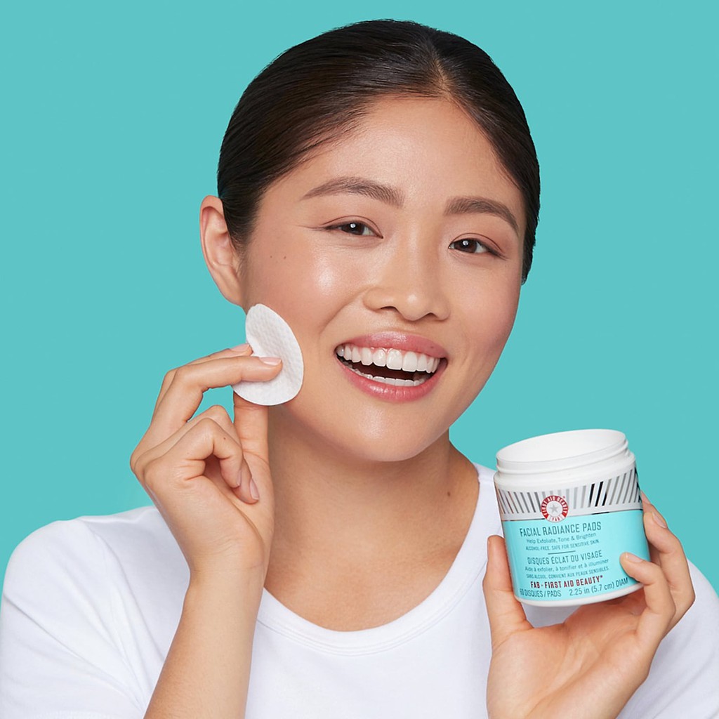 Tẩy tế bào chết First Aid Beauty Facial Radiance Pads