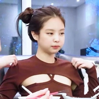 Jennie áo croptop đan chéo cùng áo khoác ngoài ngang vai