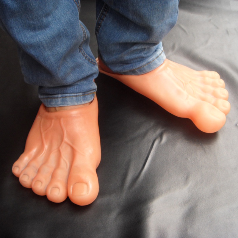 Đôi dép hình bàn chân quái vật lớn dùng làm đạo cụ hóa trang halloween