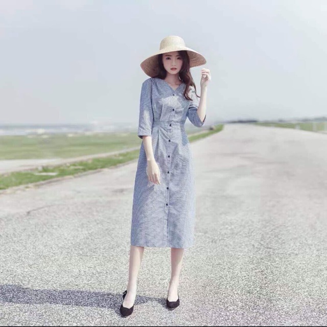 Váy kẻ cổ V dáng chữ A về hàng ròi ạ. Che mọi khuyết điểm tôn eo cho người mặc lắm nha. Cenào thích kín đáo lịch sự k ah