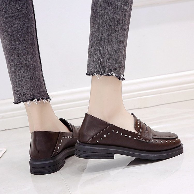 Giày Lười Đế Bằng Đính Đinh Tán Cá Tính Trẻ Trung