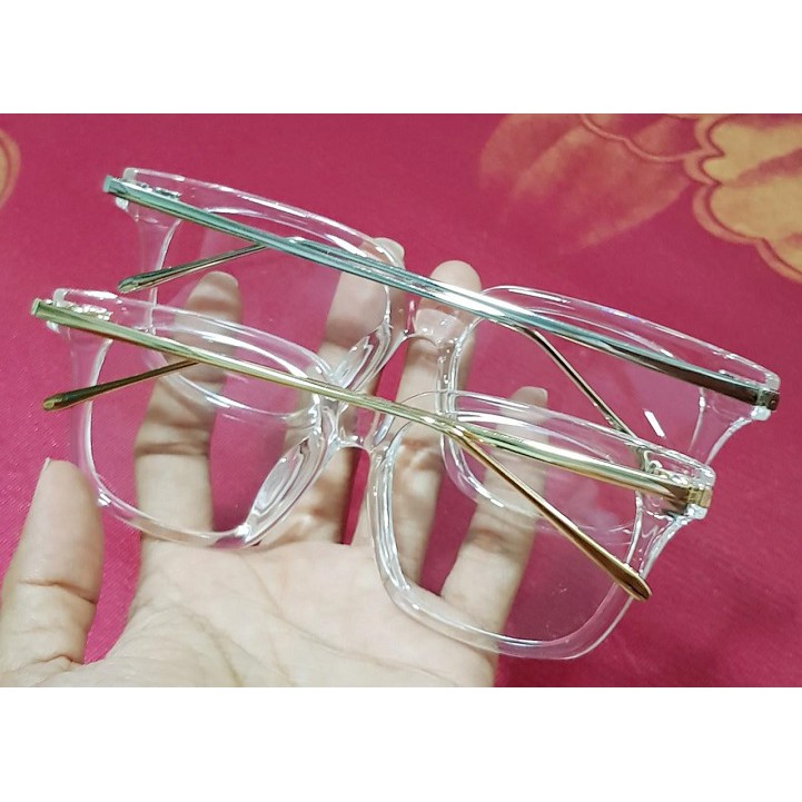 Mắt Kính Gọng Nhựa Trong Form Chữ Nhật Chân Nhiễn Màu Bạc
