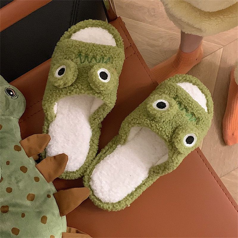 The new Korean cartoon plush slipper girl uses lovely soft-soled anti-skid cotton slippers for indoor home in winter.