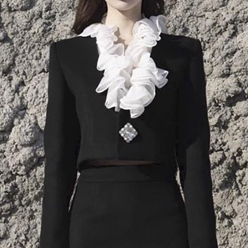 Bộ Áo Đen Đính Nút Kim Cương Phối Chân Váy Thiết Kế Ngọt Ngào Nữ Tính