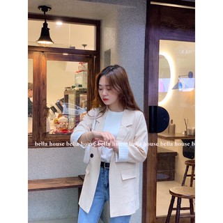Áo blazer tay phối kẻ.