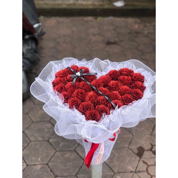 BÓ HOA TRÁI TIM 30 BÔNG HOA NHŨ KIM TUYẾN