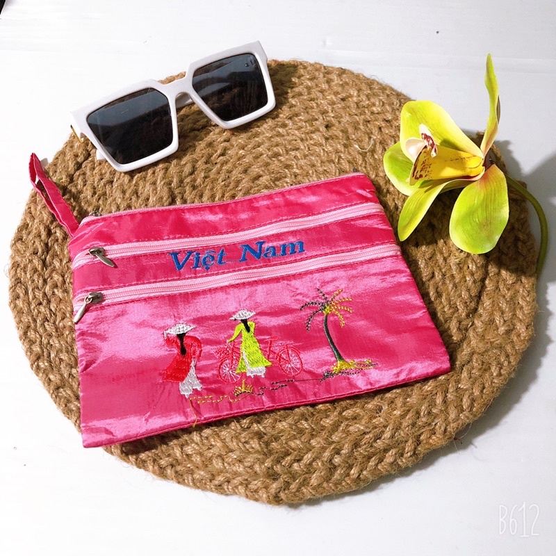 Ví mỹ phẩm lụa thêu cô gái