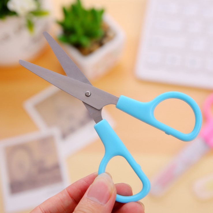 Deli. Kéo Cắt Kèm Vỏ Bảo Vệ An Toàn Cho Bé