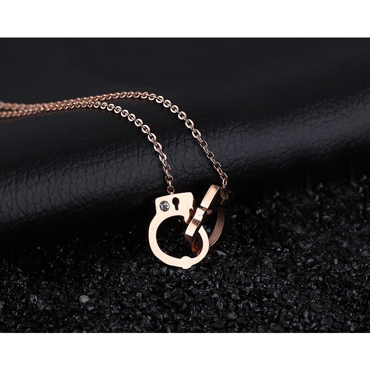 Dây chuyền titan khoá còng đính đá không gỉ UN191101